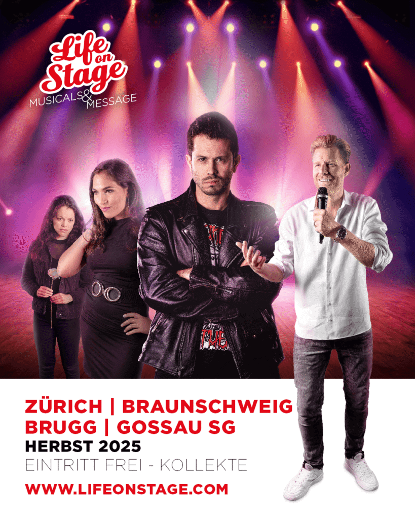 Musical Life on Stage 1 Vier Personen stehen vor einer Bühne mit bunten Lichtern; drei posieren ernst, während einer ein Mikrofon bei der OLYMPLAN - E+Sport LAN Party hält. Die Veranstaltungsdaten und die Website werden unten in deutscher Sprache angezeigt.